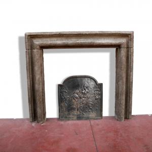 Antico camino in pietra cm.132x110h. Epoca 1800.